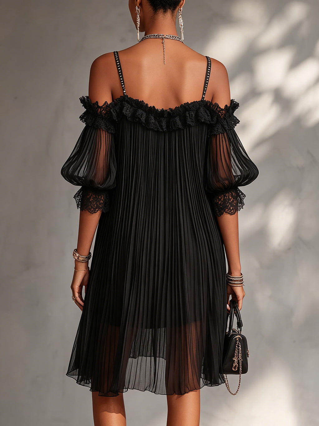 ANDREA | MINIVESTIDO NEGRO CON HOMBROS AL AIRE Y BORDES DE ENCAJE