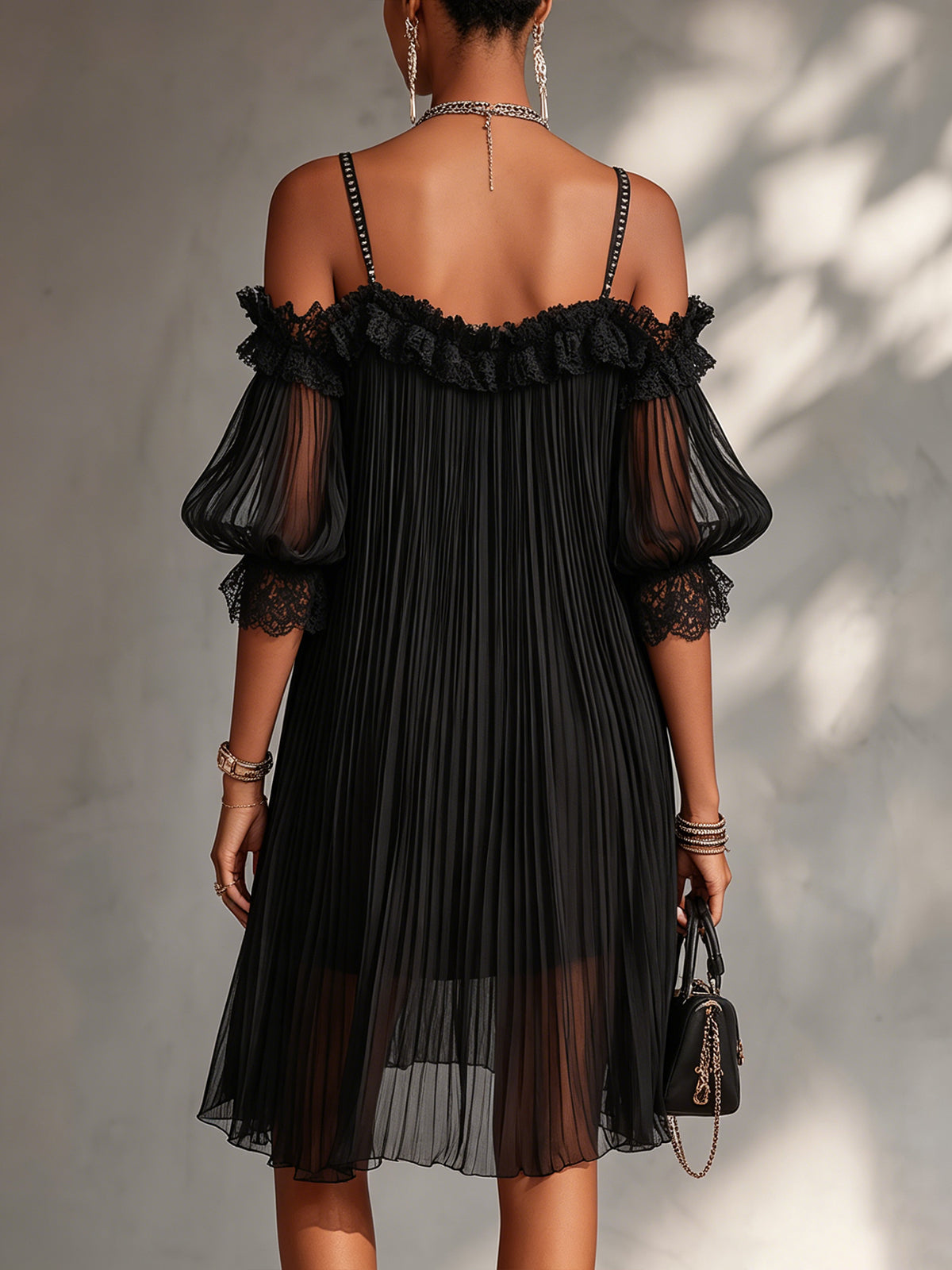 ANDREA | MINIVESTIDO NEGRO CON HOMBROS AL AIRE Y BORDES DE ENCAJE