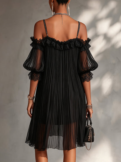 ANDREA | MINIVESTIDO NEGRO CON HOMBROS AL AIRE Y BORDES DE ENCAJE