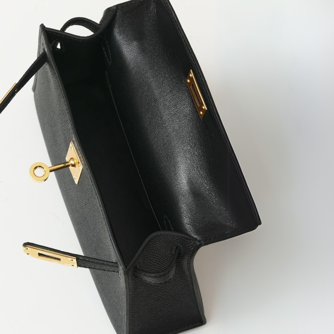 Amara | Bolso negro con detalles dorados