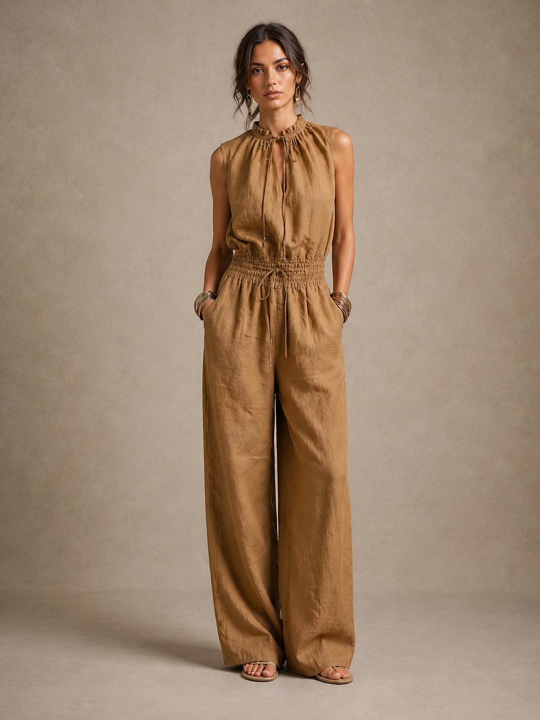 Isabel | Mono de color camel con cuello alto anudado y pernera ancha