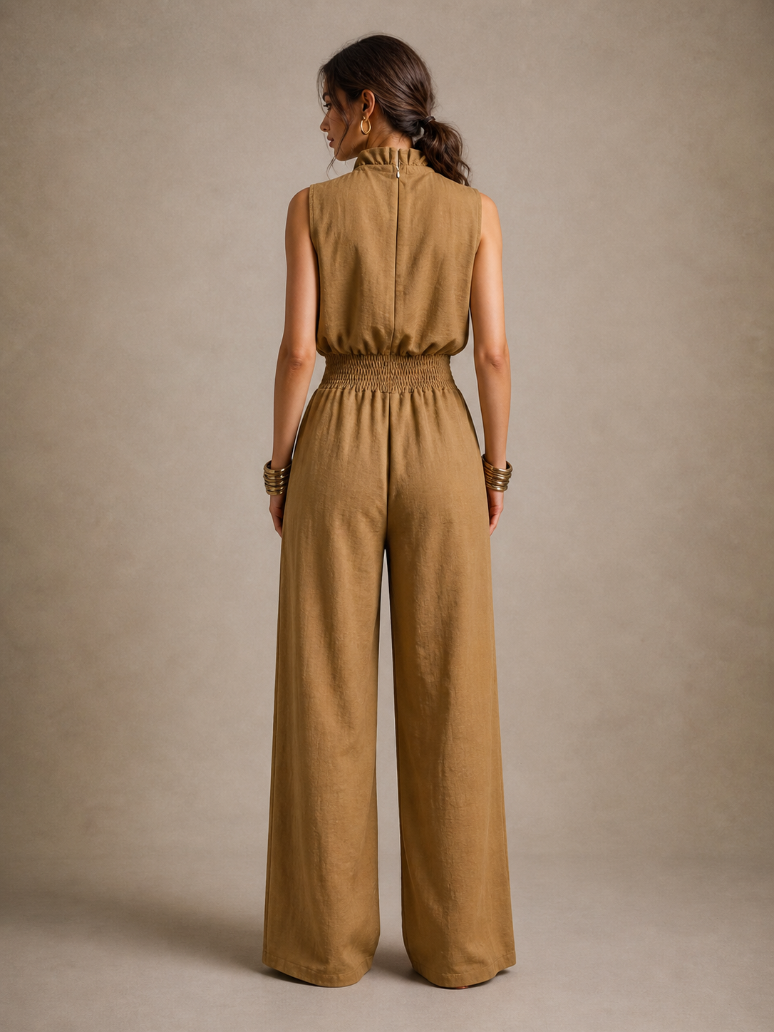 Isabel | Mono de color camel con cuello alto anudado y pernera ancha